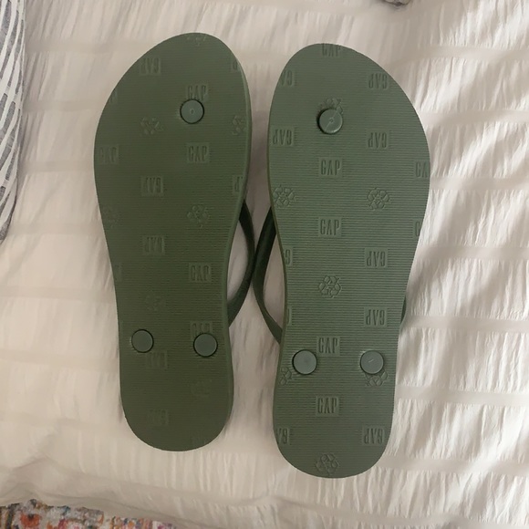 Gap Flip-flops - Picture 2 of 3